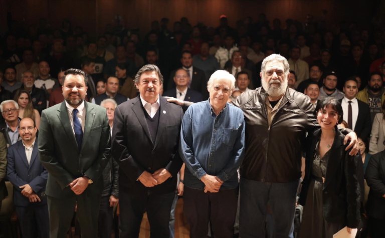 Napoleón Gómez Urrutia presenta su libro en Bellas Artes