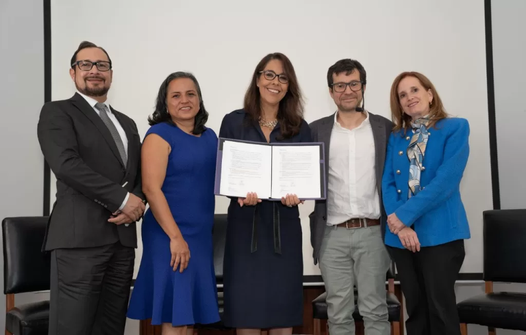 Firma de convenio entre WIM Mujeres y Yourney